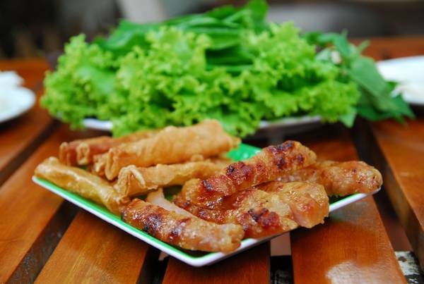 Nem nướng là món ăn đặc sắc du khách nên thử khi đến Nha Trang